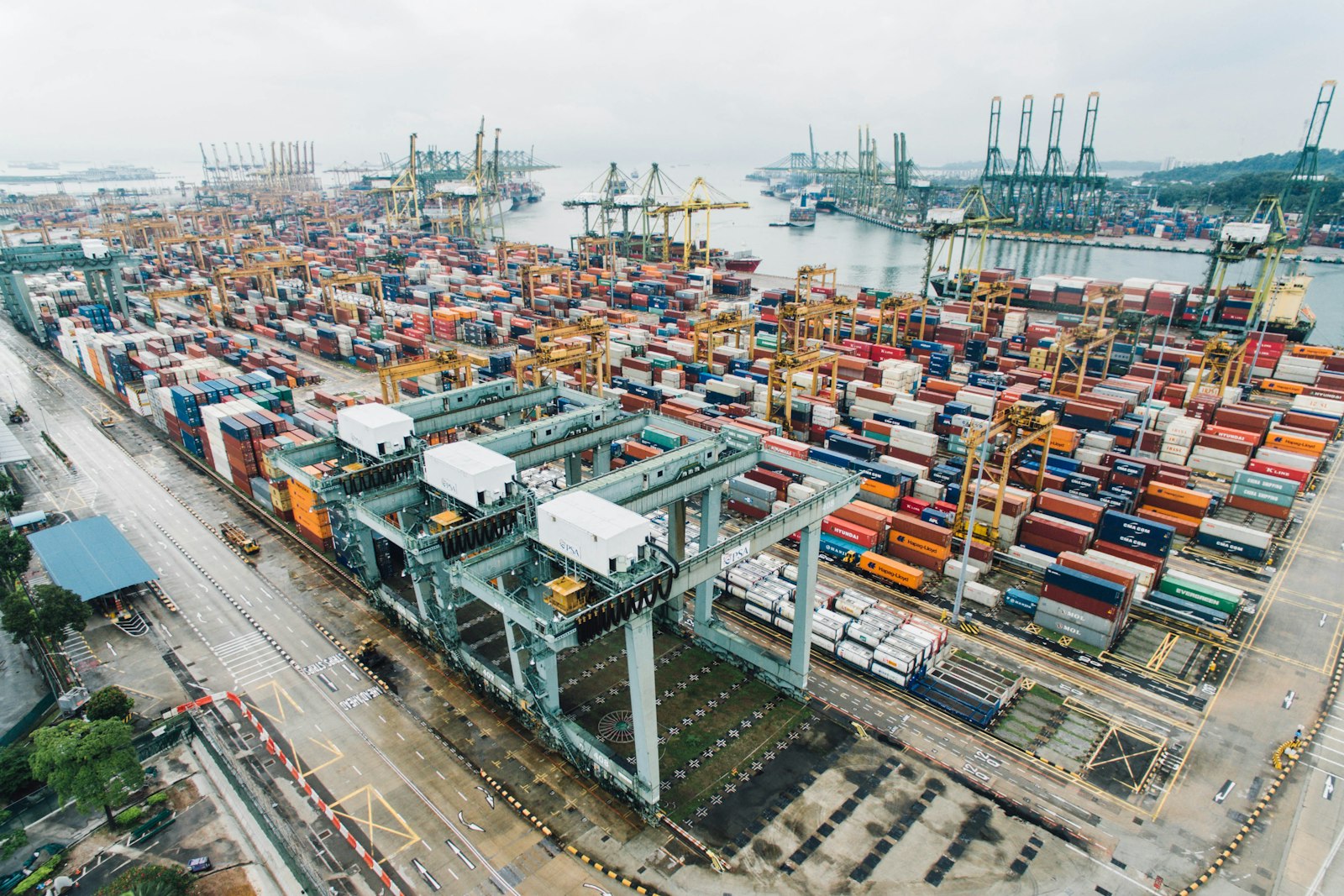 Buque portacontenedores navegando en alta mar - Transporte marítimo internacional